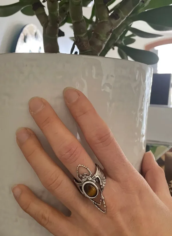 Lotta Djossou Bague Beetle Argentée Oeil de Tigre Clearance