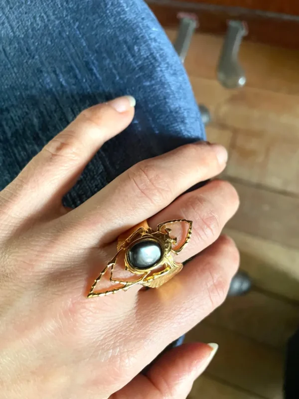 Lotta Djossou Bague Beetle Dorée Nacre Grise Best