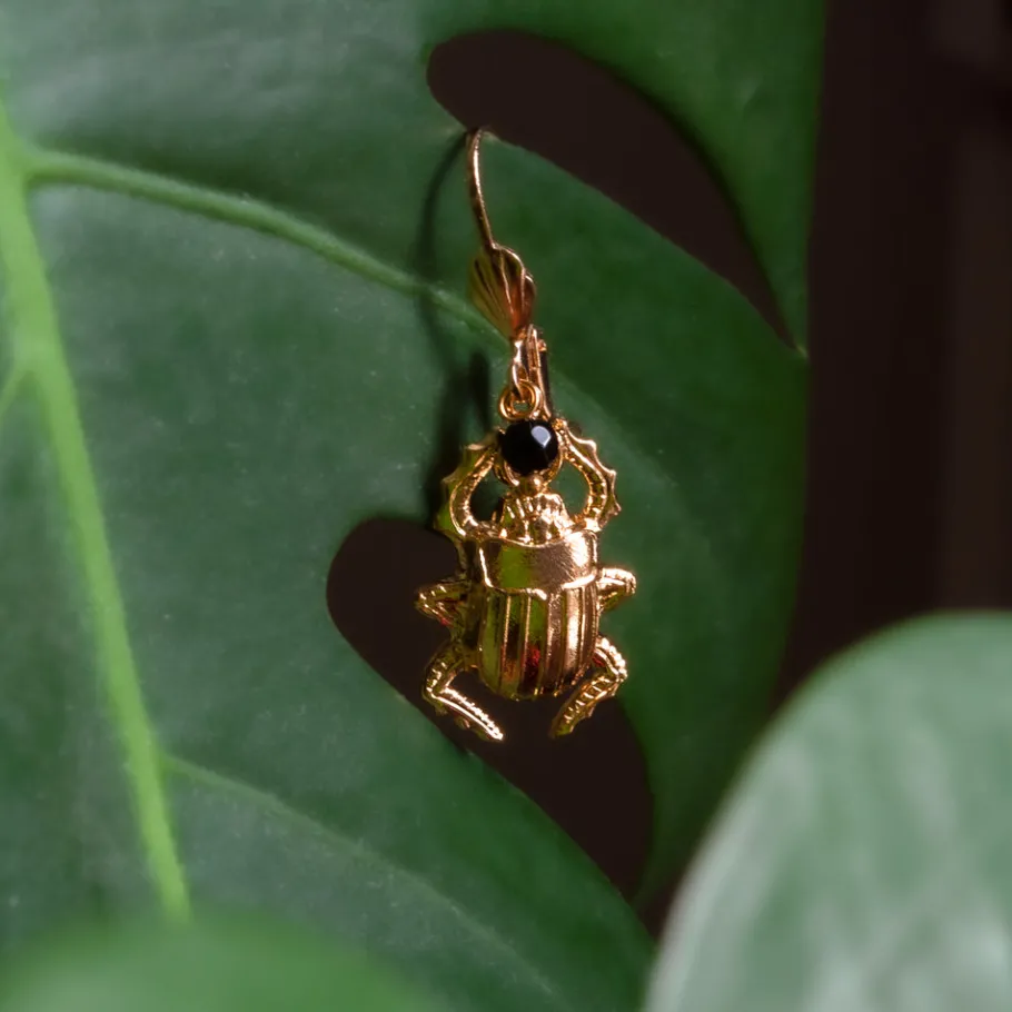 boucles_doreilles_mini_sc_1.webp Lotta Djossou Boucles d'oreilles Mini Scarabée dorées Fashion