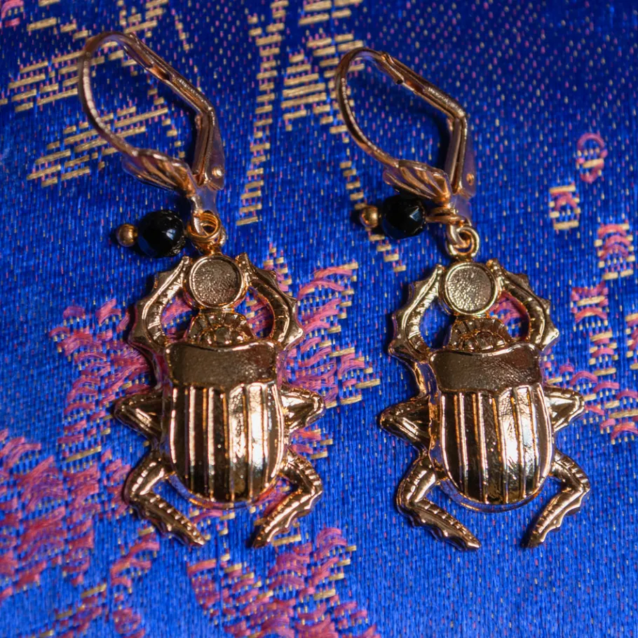 boucles_doreilles_mini_sc_2.webp Lotta Djossou Boucles d'oreilles Mini Scarabée dorées Fashion