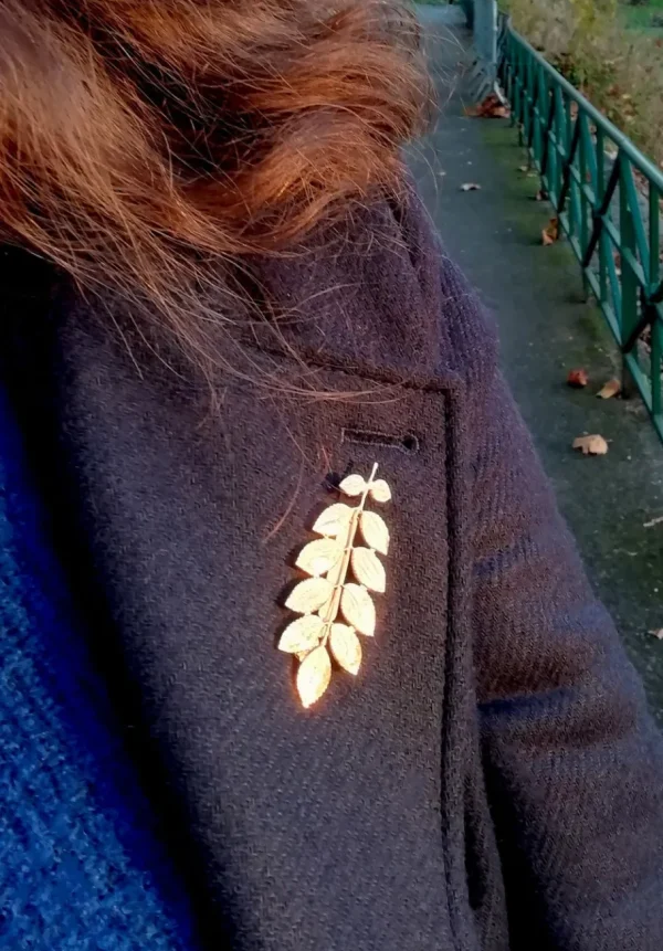 Lotta Djossou Broche Feuille d'Accacia Dorée New